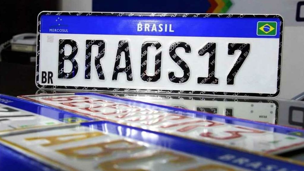 Entenda o projeto que pode mudar de novo placas de carros no Brasil