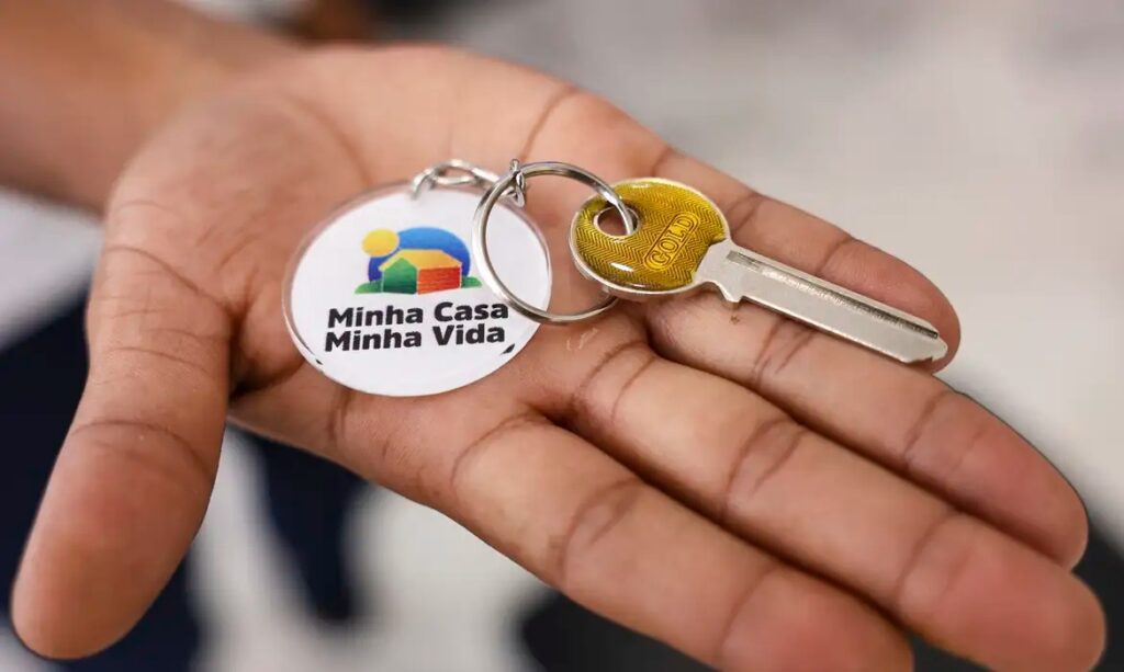 Chave e chaveiro do programa Minha Casa Minha Vida na palma da mão.