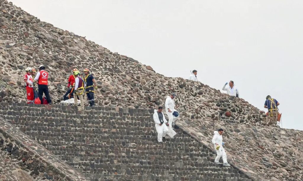 Equipes em trajes de segurança e proteção em uma pirâmide de pedra antiga.