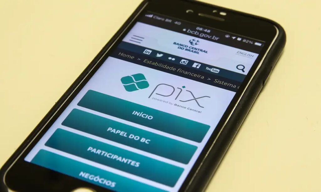 Smartphone exibindo o site oficial do PIX, o sistema de pagamentos do Banco Central do Brasil.