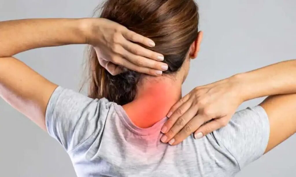 Mulher com dor no pescoço e ombros, com a área da nuca e cervical destacada em vermelho.
