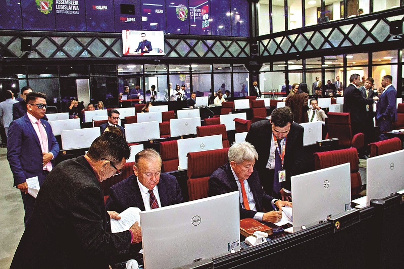 Vista interna de uma sessão na Assembleia Legislativa do Estado do Pará (ALEPA) com diversos parlamentares.