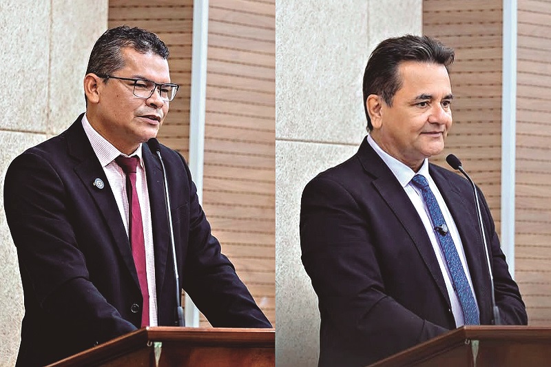 Dois homens em terno e gravata discursando em púlpitos com microfones.