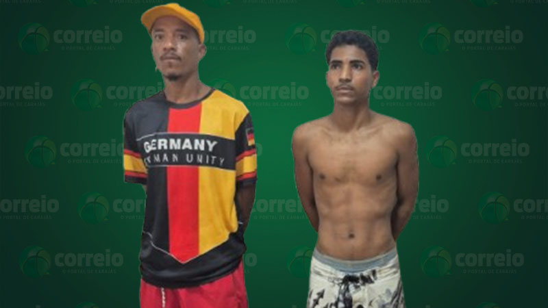 Dois homens jovens, um de camisa da Alemanha e boné amarelo, outro sem camisa, em frente a fundo verde com logo "correio".
