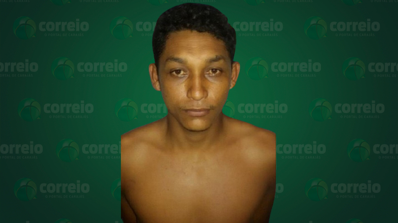 Retrato frontal de um homem com pele morena e cabelo escuro curto, contra um fundo verde com o logo 'correio'.