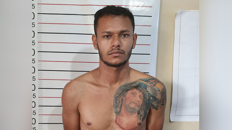 Homem sem camisa com tatuagem de Jesus Cristo no peito e ombro.