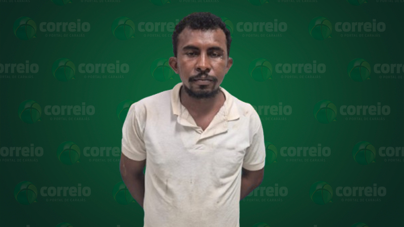 Homem de pele morena com barba e camisa polo clara, em frente a um fundo verde com a marca "correio".