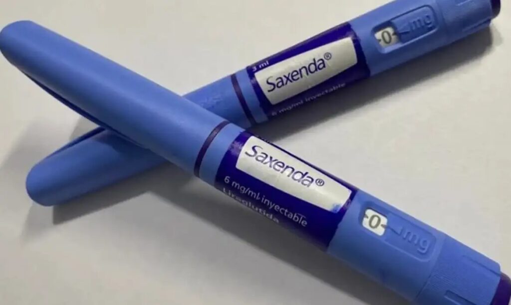 Duas canetas injetoras Saxenda azuis com a descrição 6 mg/mL, levemente sobrepostas.