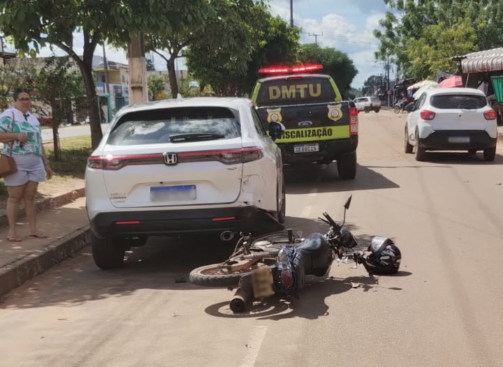 Acidente de trânsito entre carro e moto com viatura da DMTU.