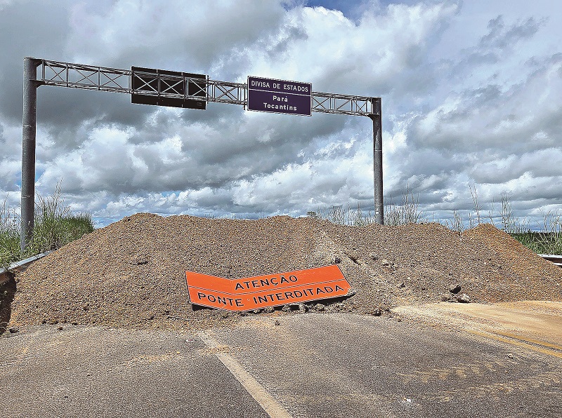 Estrada bloqueada com monte de terra e placa 'Ponte Interditada' na divisa Pará-Tocantins.