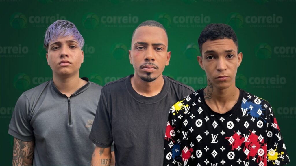 Três homens jovens, um com cabelo roxo, outro com marcas no rosto e o terceiro com tatuagens no pescoço, em frente a um fundo verde com o logo 'correio'.