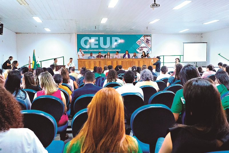 Pessoas em um auditório assistindo a uma palestra no Centro Universitário de Parauapebas (CEUP).