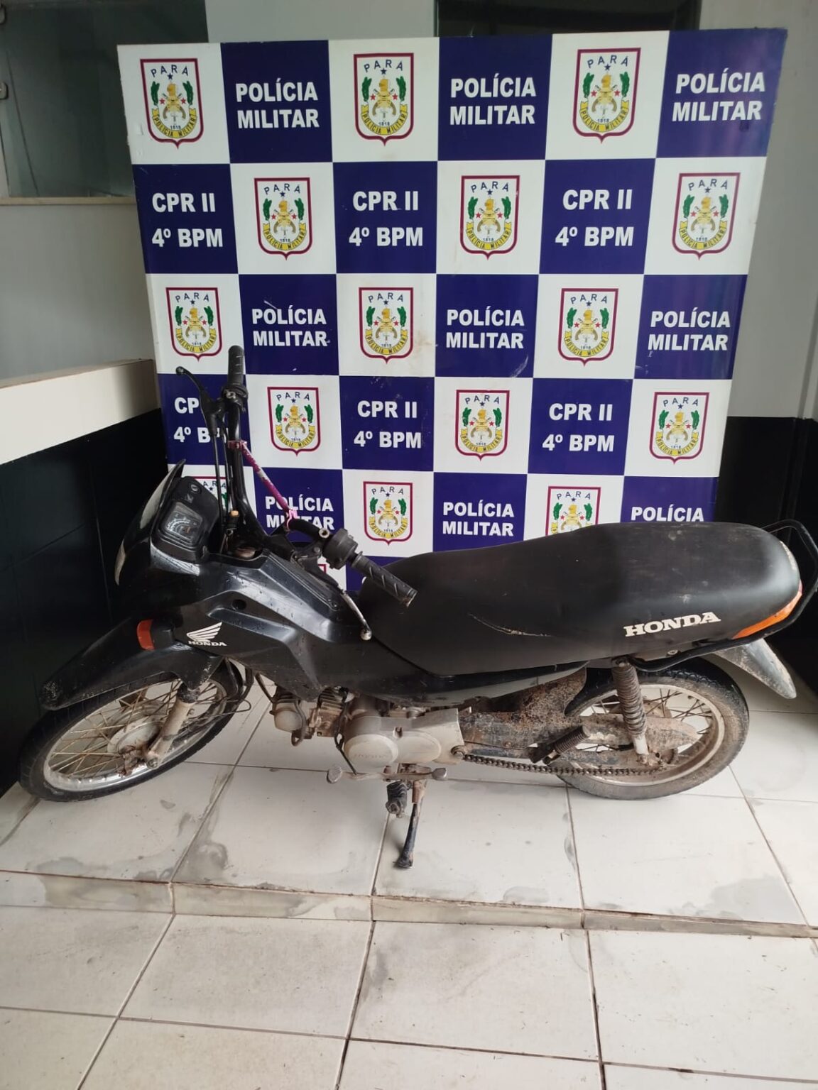 Motocicleta abandonada em terreno baldio é recuperada pela PM