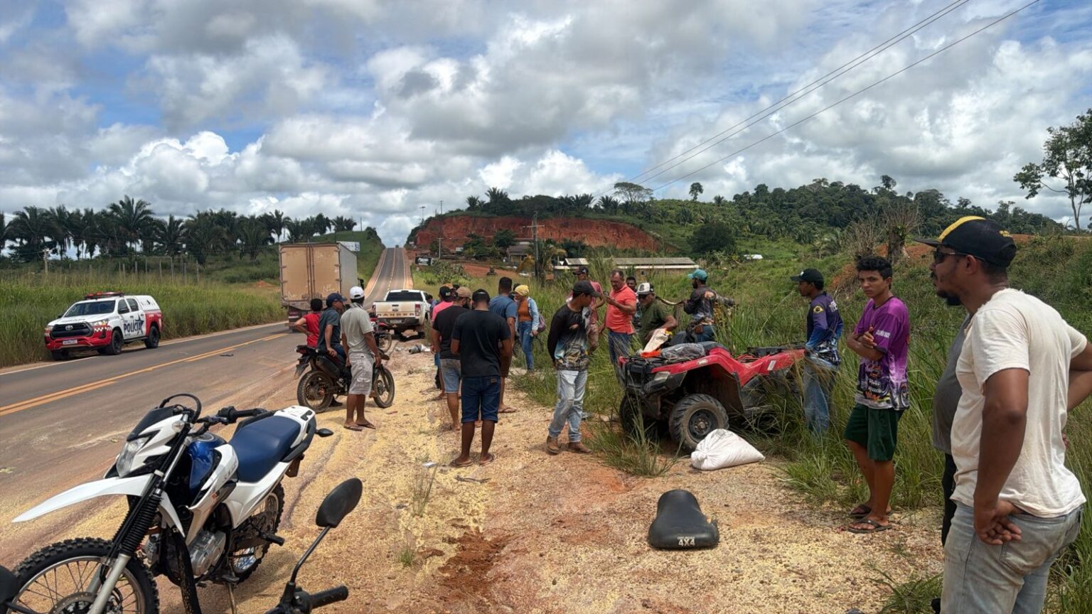 Quadriciclo colide com camionete e mulher morre na Transamazônica