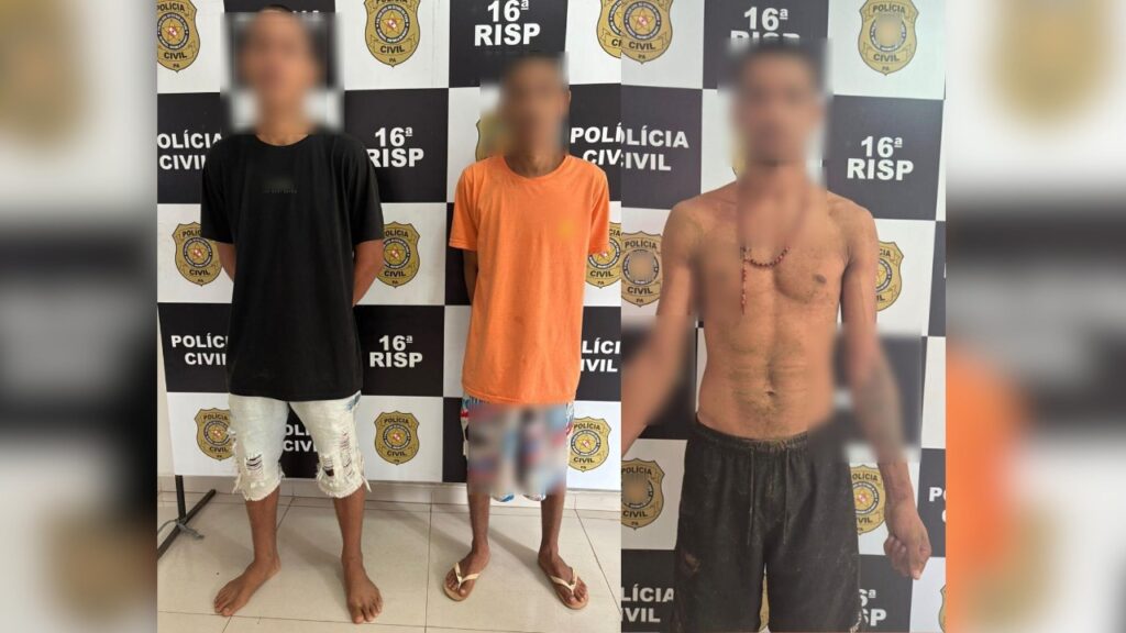 Três homens com rostos borrados posam em frente a um fundo da Polícia Civil.