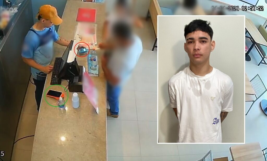 Registro de segurança de balcão de loja com terminal de cartão e retrato de homem.