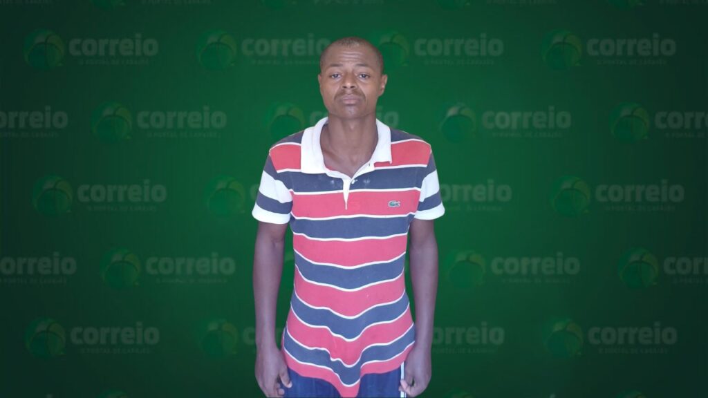Homem com camisa polo listrada (vermelho, branco, azul) em fundo verde com logo "Correio".
