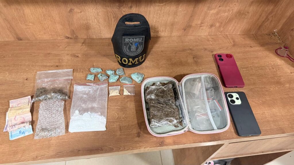 Objetos apreendidos em operação policial, incluindo drogas diversas e acessório da ROMU.