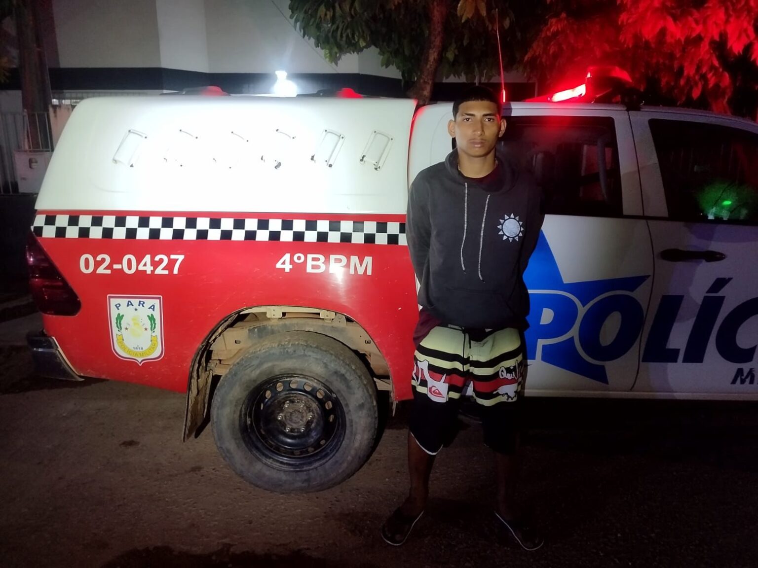 Suspeito de gerenciar tráfico de drogas é preso com armas e entorpecentes em São João