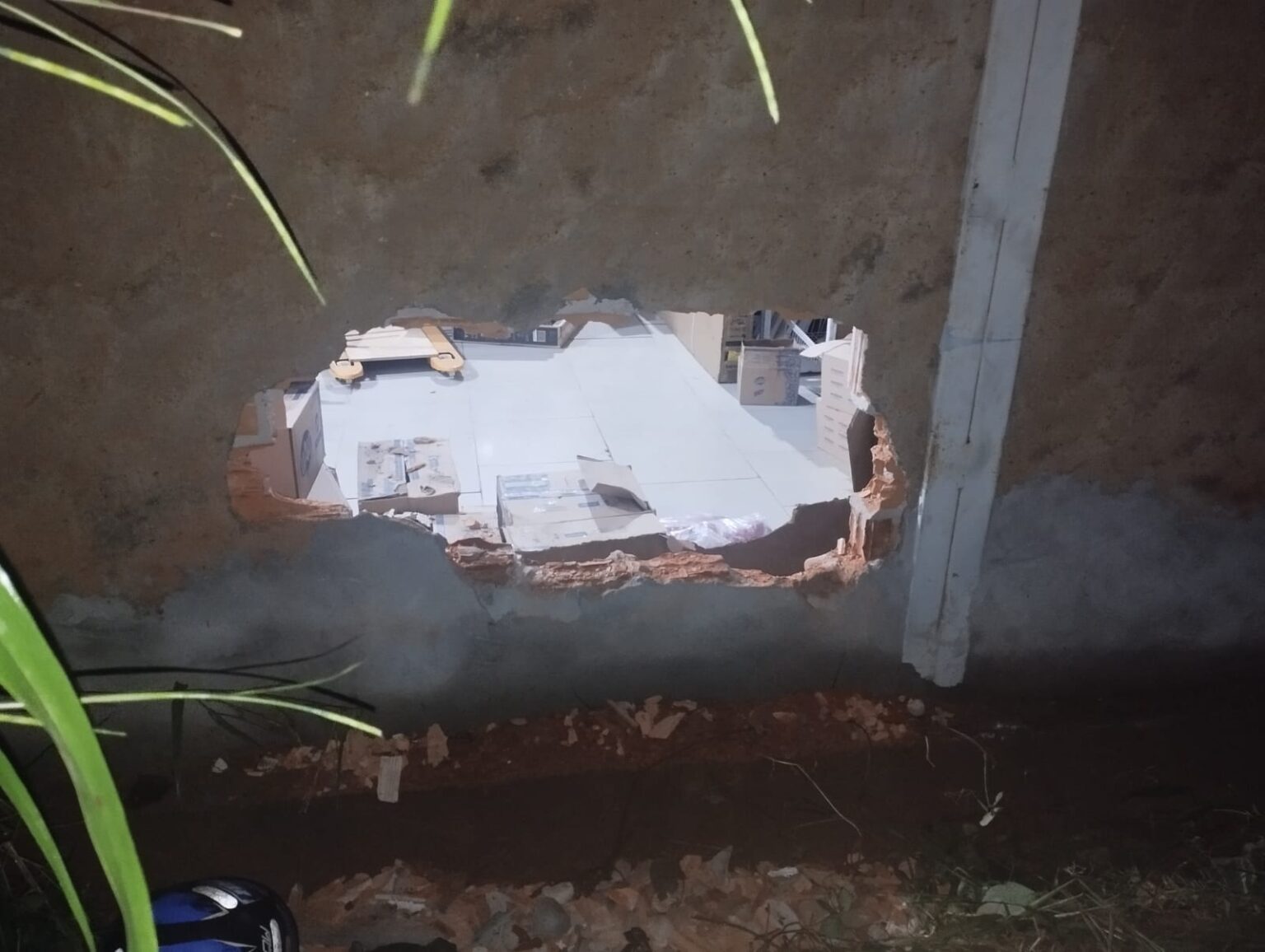 Criminosos abrem buraco em parede de supermercado e levam televisores