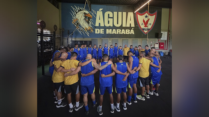 Jogadores do Águia de Marabá em roda de união no centro de treinamento.