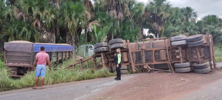 Caminhão capota ao desviar de motociclistas ‘dando grau’ na BR-153