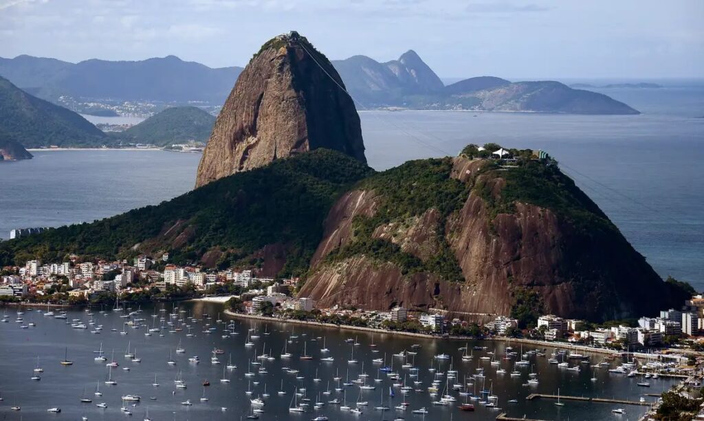 Pão de Açúcar e Baía de Guanabara com veleiros no Rio de Janeiro.