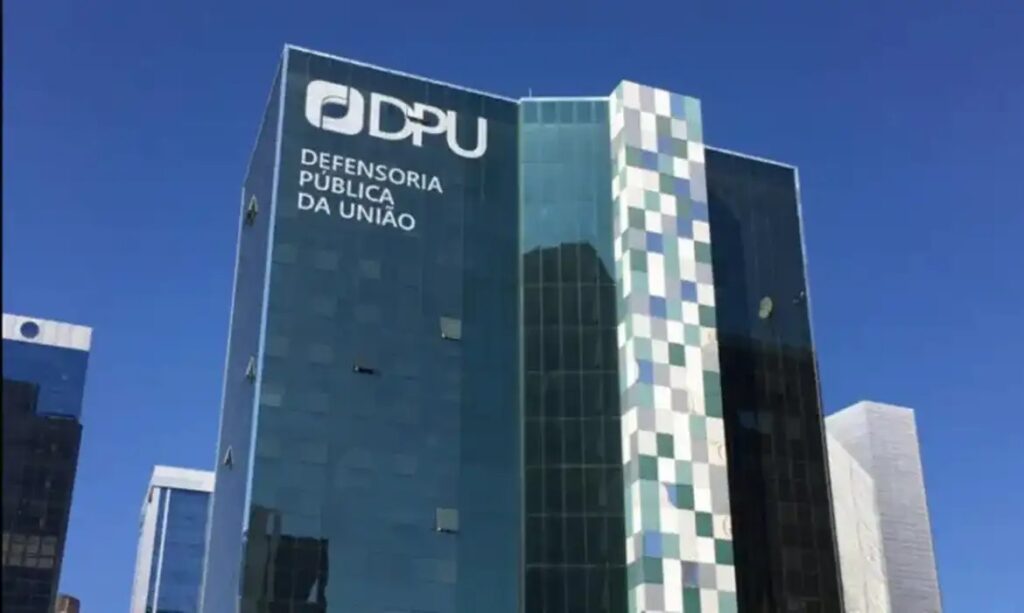 Edifício da Defensoria Pública da União (DPU) com fachada de vidro.