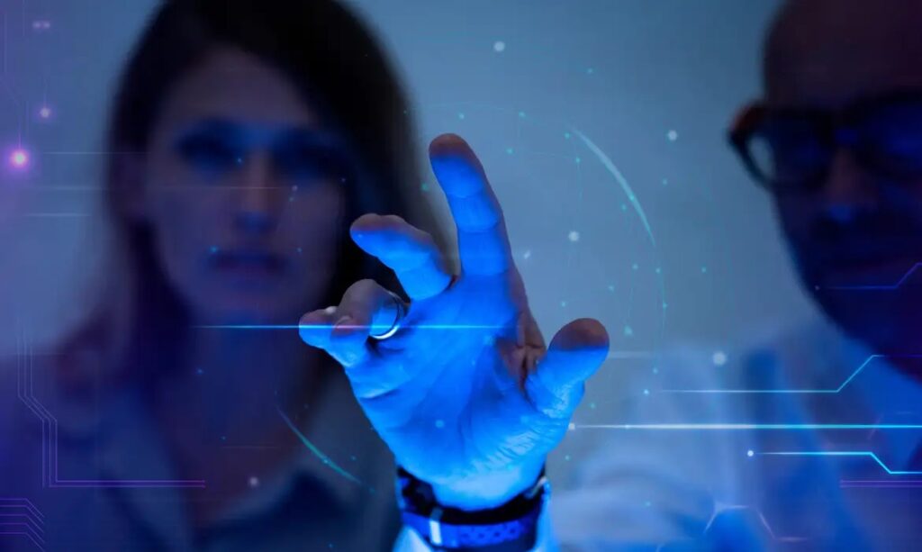 Mão azul brilhante interagindo com interface futurista e dados digitais.