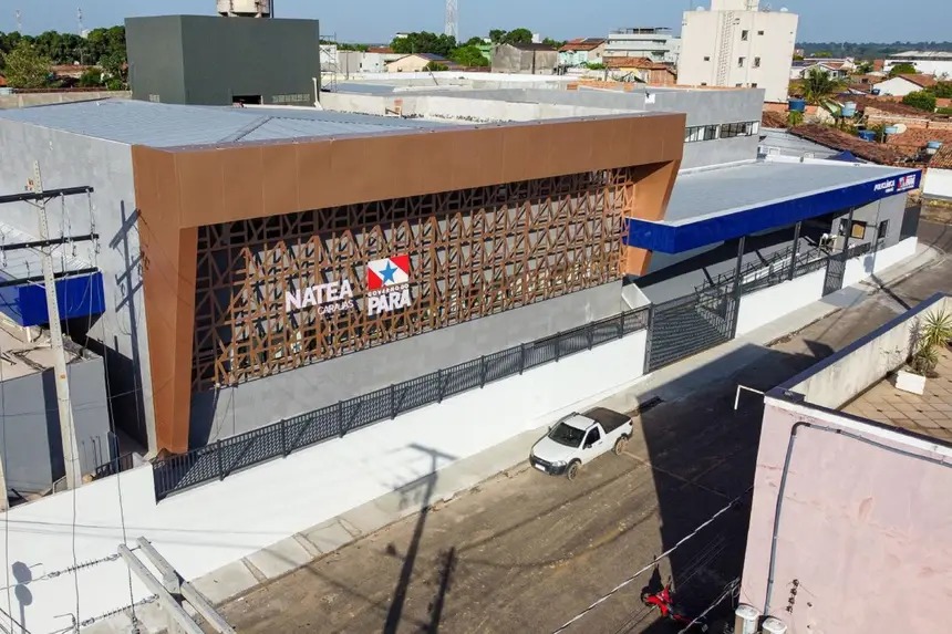 Fachada do Natea Carajás com a logo do Governo do Pará e uma picape branca estacionada na rua.