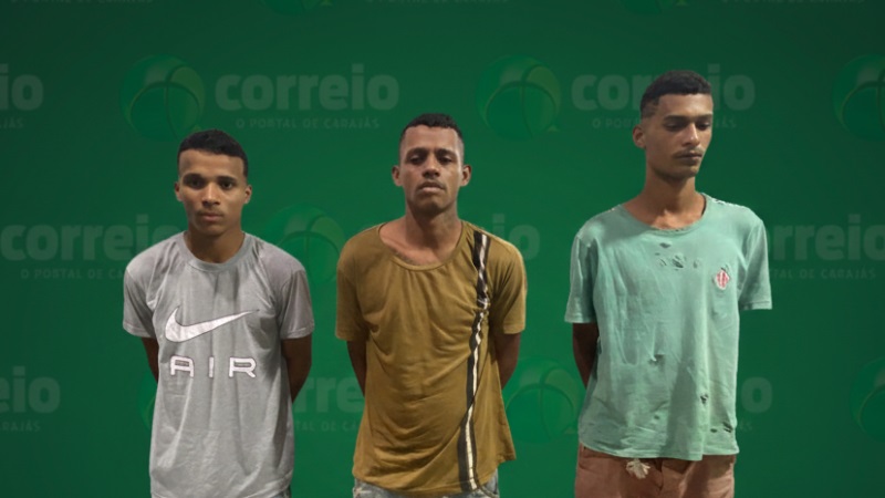 Três jovens homens parados com as mãos para trás, em frente a um fundo verde com o logo 'correio'.