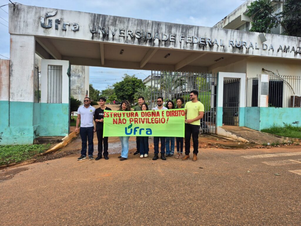 Estudantes protestam por estrutura digna em frente ao portão da UFRA, segurando uma faixa verde.