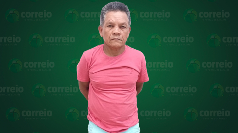 Homem com camiseta rosa e cabelo grisalho em fundo verde com logo de jornal.
