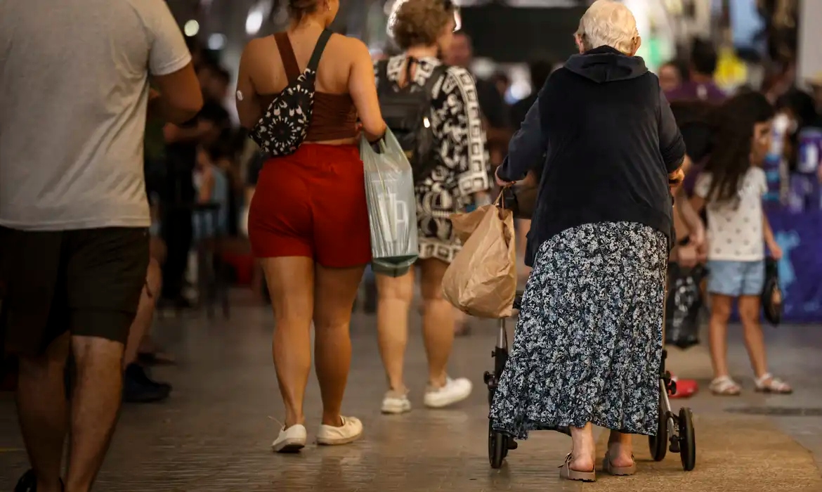 Defeitos em calçadas fazem 42% dos idosos terem medo de cair