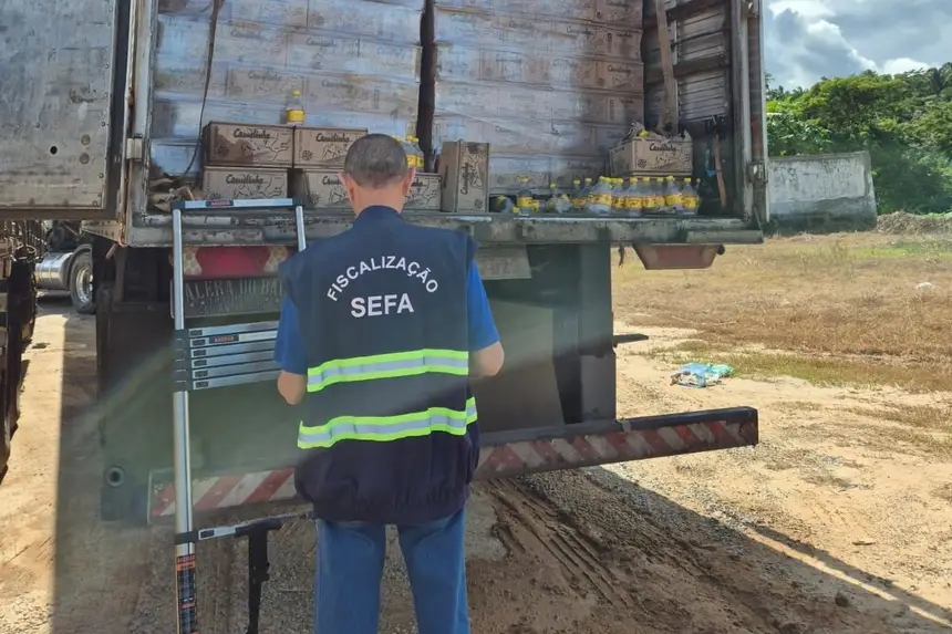 Fiscal da SEFA inspecionando carga de caminhão com óleo de cozinha.