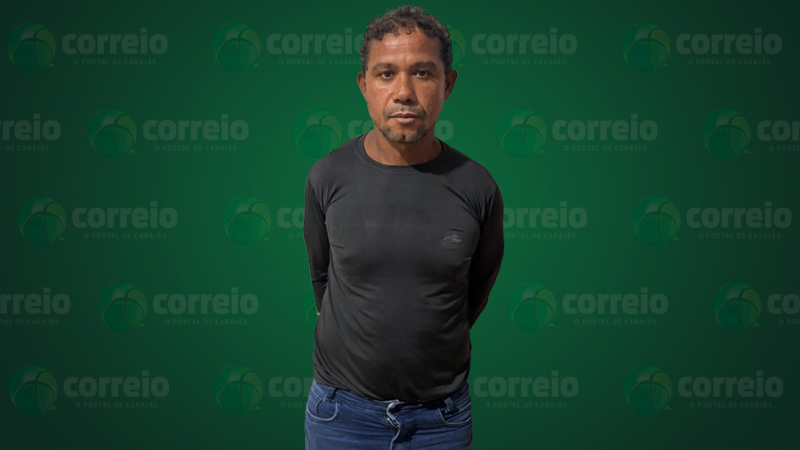Homem de camisa preta e jeans em fundo verde com logo "correio".