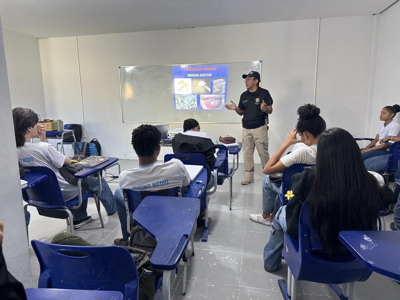Palestra sobre drogas ilícitas para alunos do ensino médio em sala de aula.