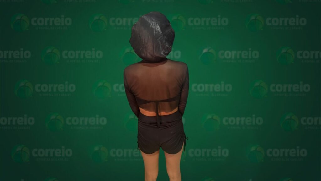 Pessoa de costas vestindo roupa preta transparente e touca preta contra fundo verde com logos.