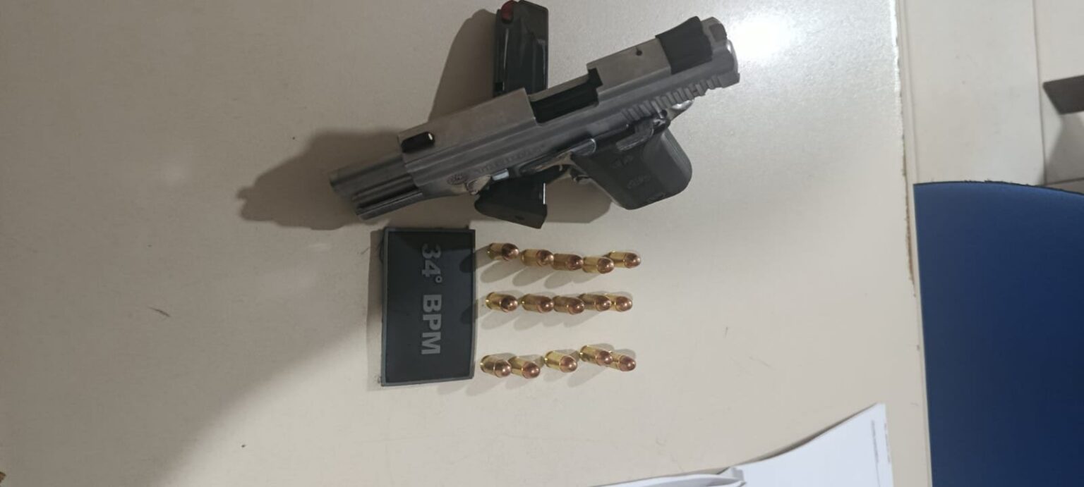 Homem armado é preso em flagrante e comparsa vai para a cadeia após insultar policiais