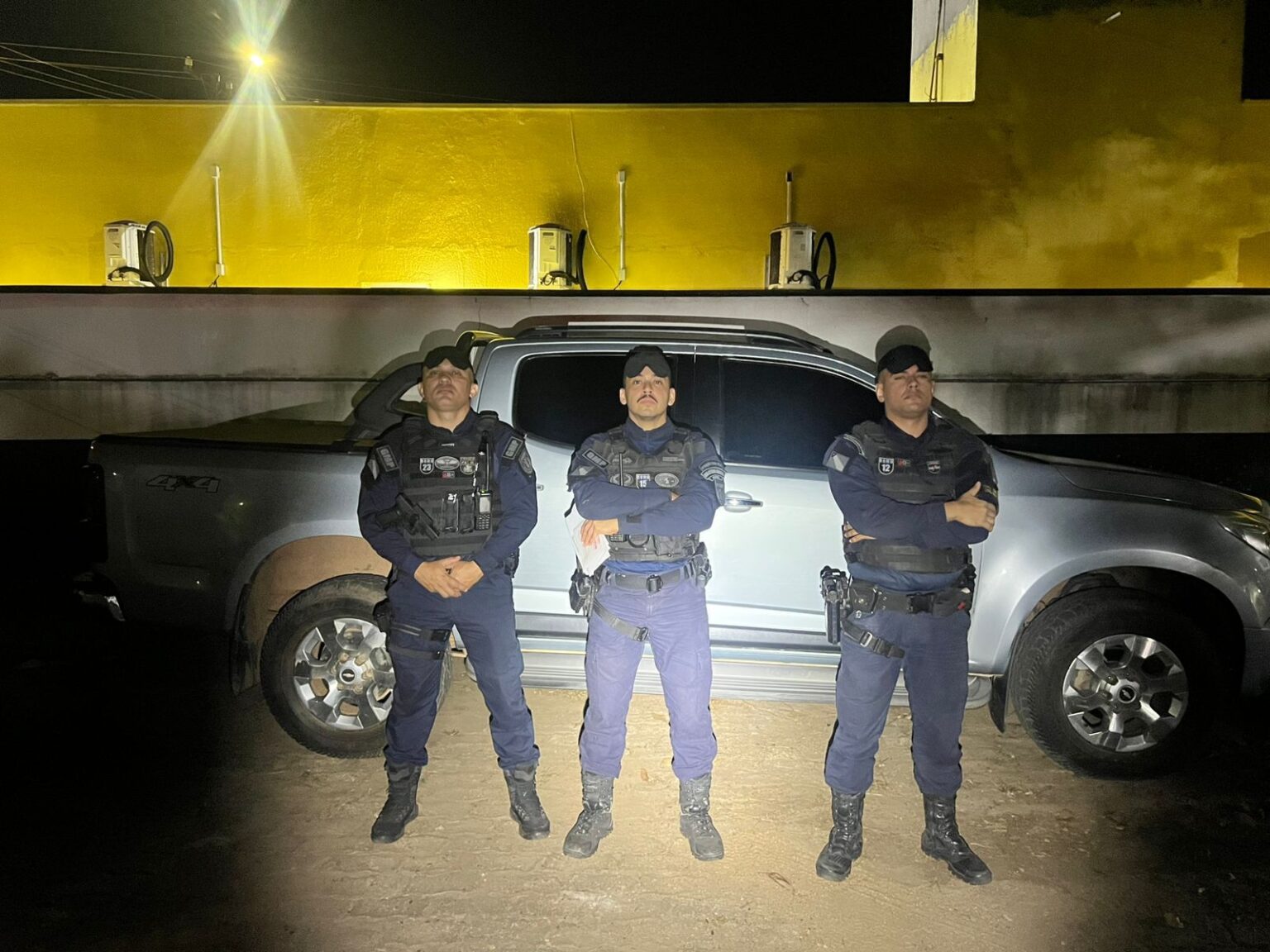 Mulher foge ao ver viatura e larga casa aberta com S10 adulterada e drogas