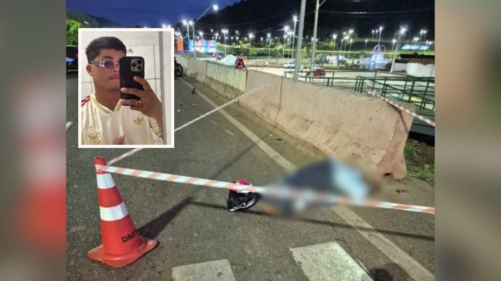 Cena de acidente de trânsito noturno com fita de isolamento, capacete de moto no chão e foto do jovem identificado como vítima.