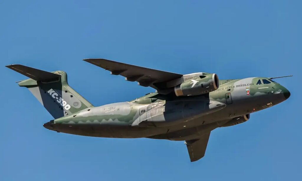 Embraer KC-390 Millennium da FAB voando no céu azul.