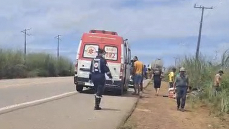 Ambulância do SAMU 192 e socorrista em rodovia, com pessoas caminhando.