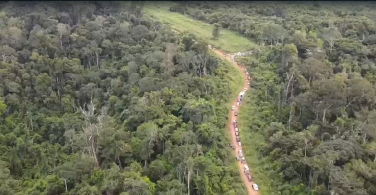 Vídeo mostra fila de carros em estrada rural e aponta invasão em fazenda de Parauapebas