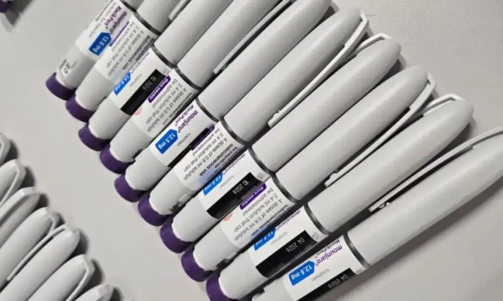 Canetas injetoras Mounjaro KwikPen 12.5 mg alinhadas em fileiras.