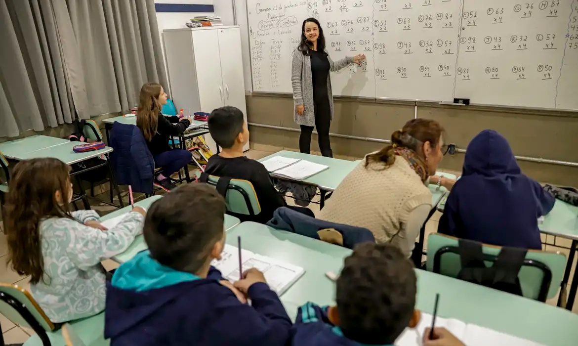 Senado aprova MP que estabelece piso de R$ 5.130 para professores