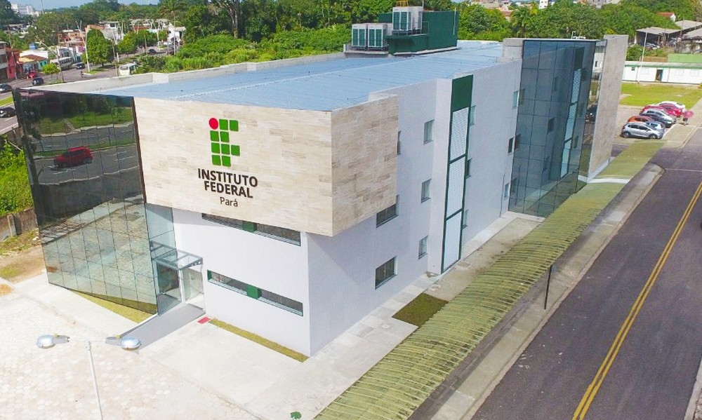 Prédio moderno do Instituto Federal do Pará (IFPA) com logo visível na fachada.
