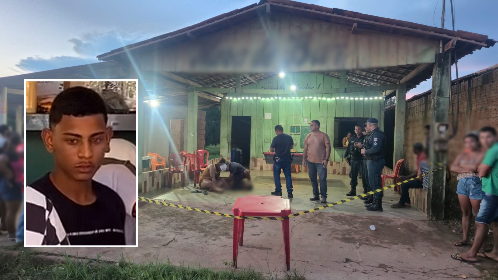 Foto de cena de crime com um corpo no chão, policiais e fita de isolamento, e uma foto em destaque de um jovem.