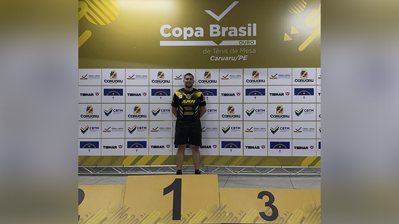 Homem em pódio #1 na Copa Brasil Ouro de Tênis de Mesa.