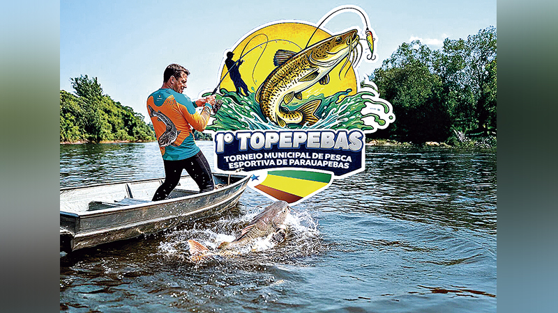 Pescador em barco com peixe saltando e logo do 1º TOPEPEBAS em Parauapebas.